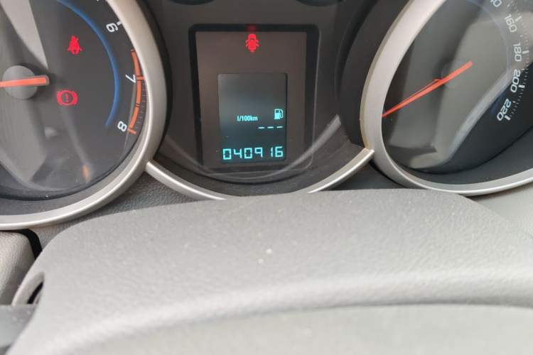 Used Chevrolet Cruze 2013 1.6L SL MT Odometer Close Up
