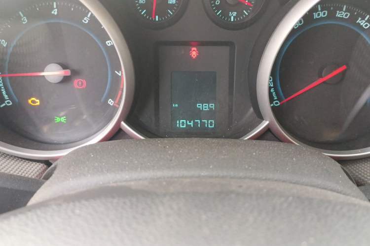 Used Chevrolet Cruze 2013 1.6L SE MT Odometer Close Up