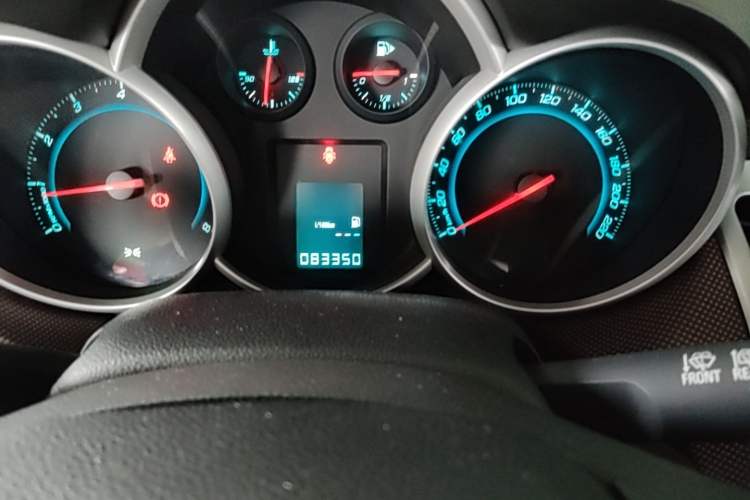 Used Chevrolet Cruze 2013 Hatchback 1.6L Manual Luxury Model Odometer Close Up