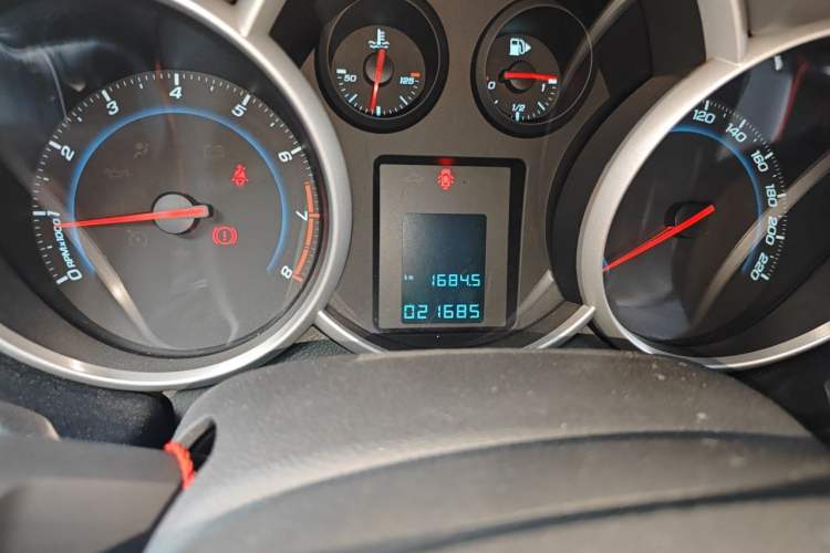 Used Chevrolet Cruze 2013 1.6L SE MT Odometer Close Up