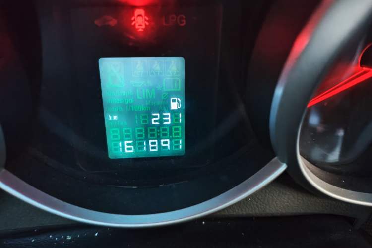 Used Chevrolet Cruze 2013 1.6L SE MT Odometer Close Up