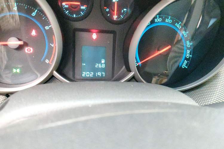 Used Chevrolet Cruze 2013 1.6L SE MT Odometer Close Up