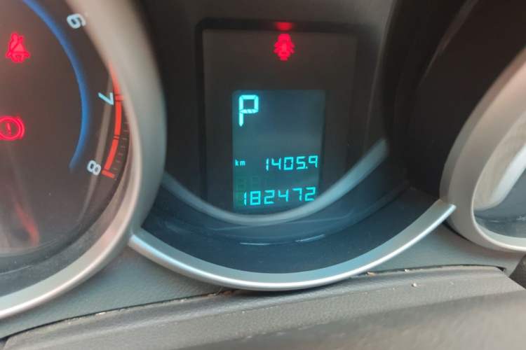 Used Chevrolet Cruze 2013 1.8L SE AT Odometer Close Up
