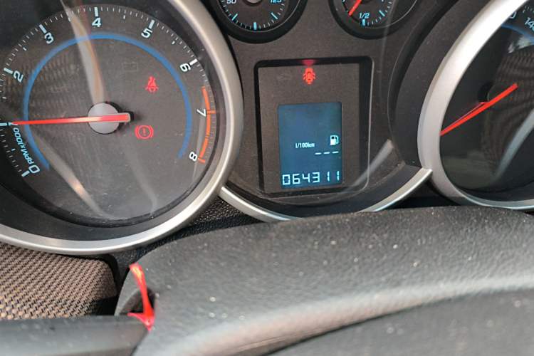 Used Chevrolet Cruze 2013 Hatchback 1.6L Manual Luxury Model Odometer Close Up