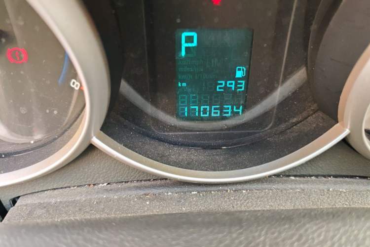 Used Chevrolet Cruze 2013 1.6L SE AT Odometer Close Up