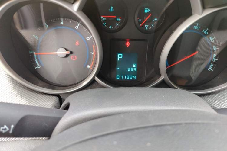 Used Chevrolet Cruze 2013 1.8L SE AT Odometer Close Up