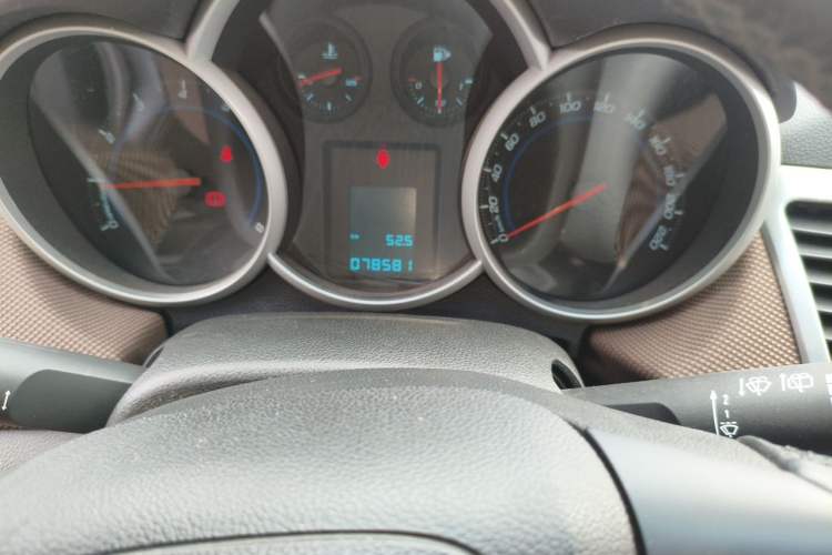 Used Chevrolet Cruze 2013 Hatchback 1.6L Manual Luxury Model Odometer Close Up