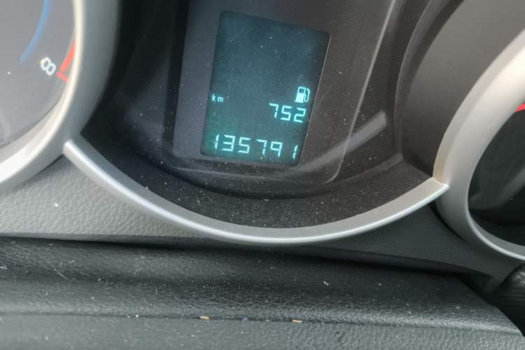Used Chevrolet Cruze 2013 1.6L SE MT Odometer Close Up