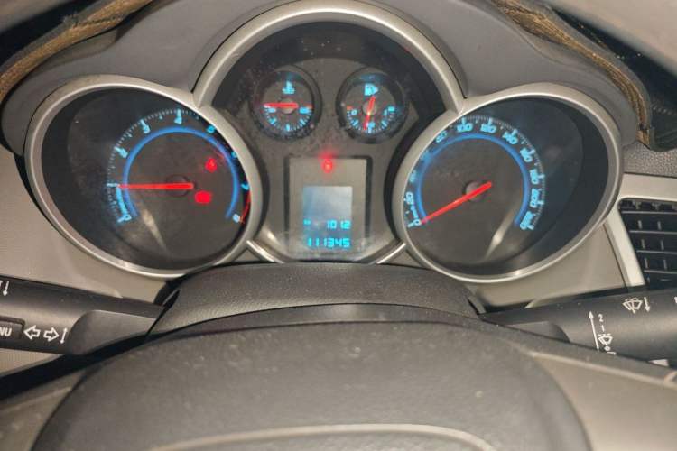Used Chevrolet Cruze 2013 1.6L SL MT Odometer Close Up