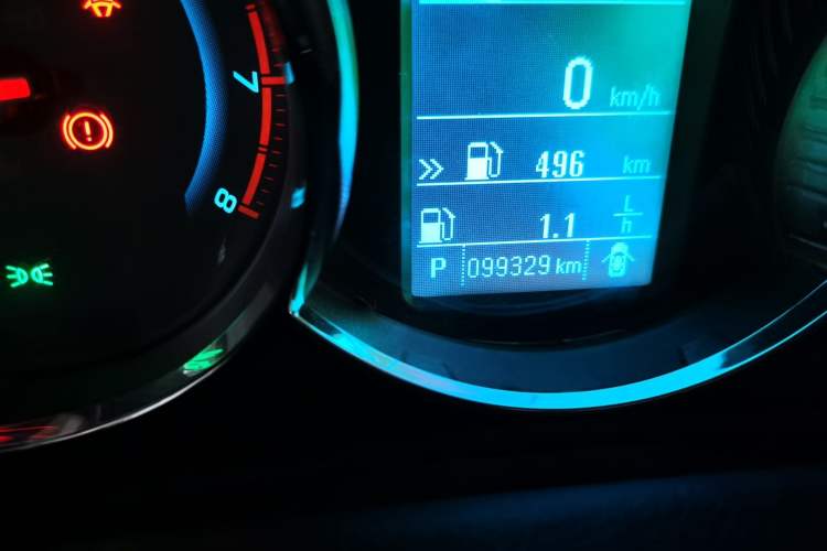 Used Chevrolet Cruze 2013 1.8L SX AT Odometer Close Up