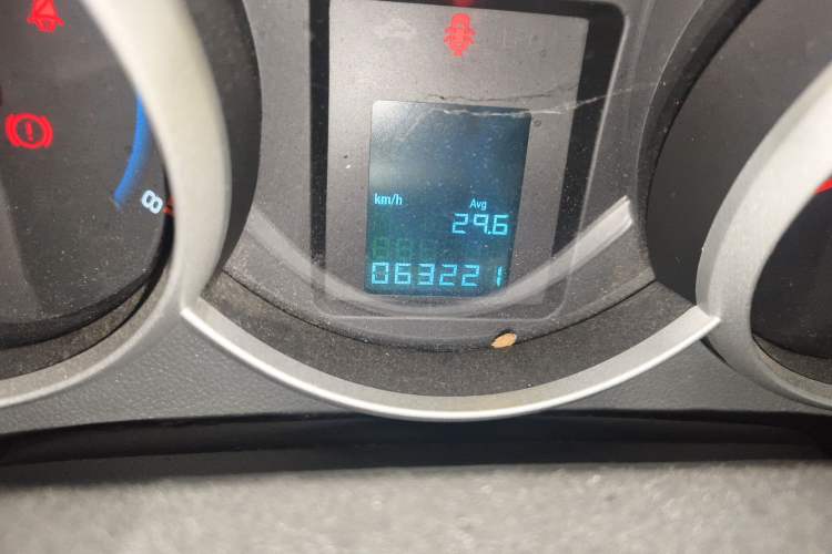 Used Chevrolet Cruze 2013 1.6L SL MT Odometer Close Up