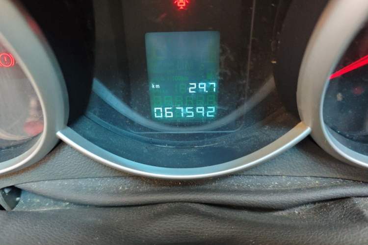 Used Chevrolet Cruze 2013 1.6L SE MT Odometer Close Up
