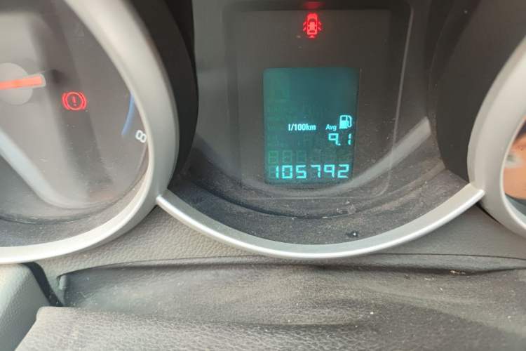 Used Chevrolet Cruze 2013 1.6L SL MT Odometer Close Up