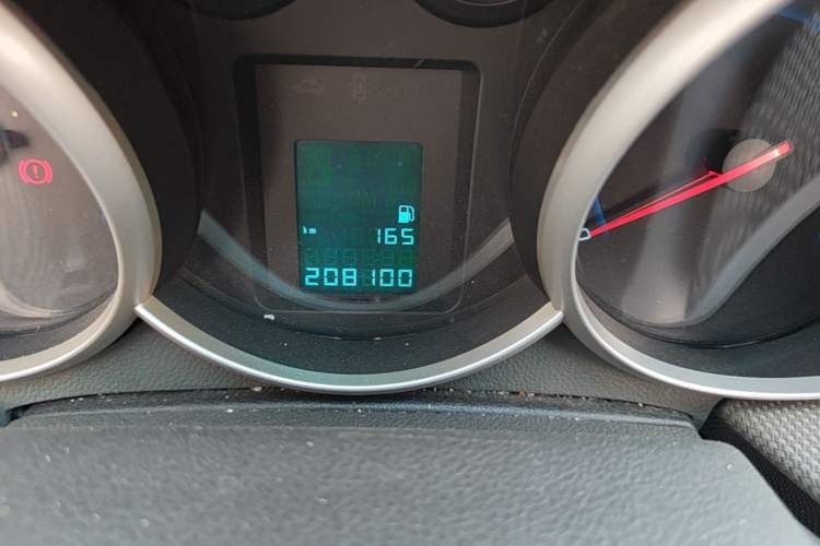 Used Chevrolet Cruze 2013 1.6L SE MT Odometer Close Up