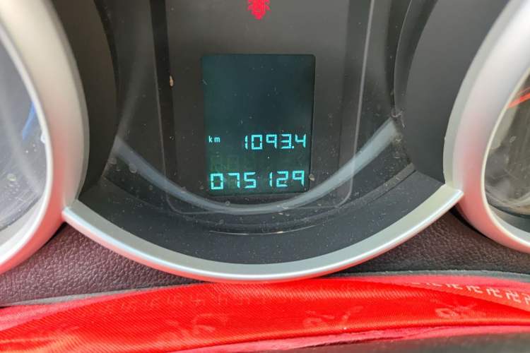 Used Chevrolet Cruze 2013 Hatchback 1.6L Manual Luxury Model Odometer Close Up