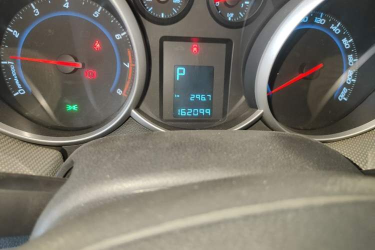 Used Chevrolet Cruze 2013 1.8L SE AT Odometer Close Up