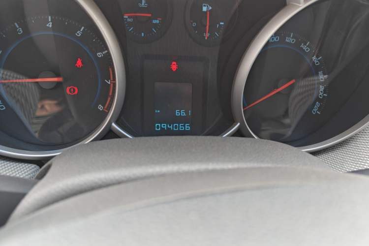 Used Chevrolet Cruze 2013 1.6L SE MT Odometer Close Up
