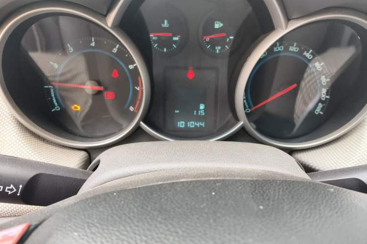 Used Chevrolet Cruze 2013 1.6L SE MT Odometer Close Up