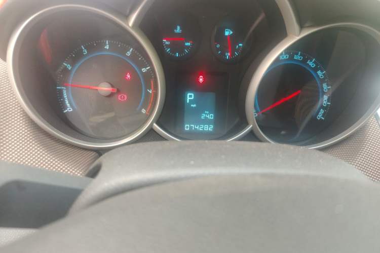 Used Chevrolet Cruze 2013 Hatchback 1.6L Automatic Luxury Model Odometer Close Up