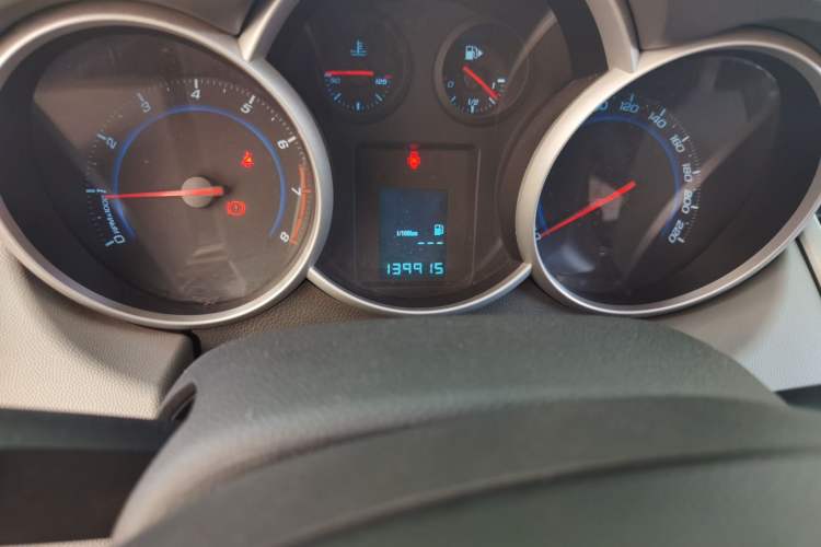 Used Chevrolet Cruze 2013 1.6L SL MT Odometer Close Up