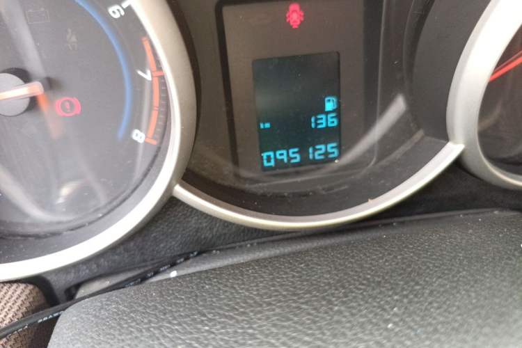 Used Chevrolet Cruze 2013 Hatchback 1.6L Manual Luxury Model Odometer Close Up