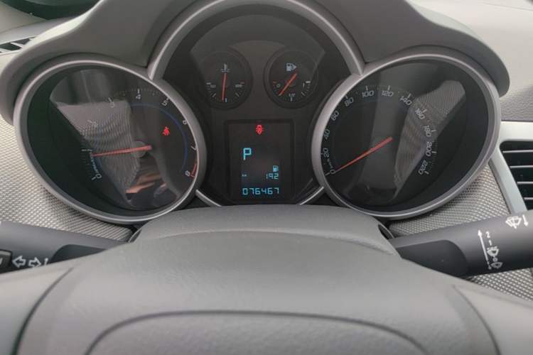 Used Chevrolet Cruze 2013 1.8L SE AT Odometer Close Up