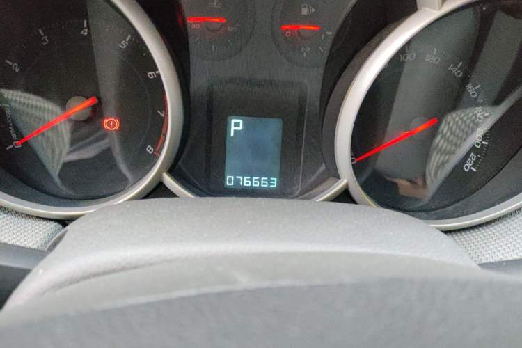 Used Chevrolet Cruze 2013 1.6L SE AT Odometer Close Up