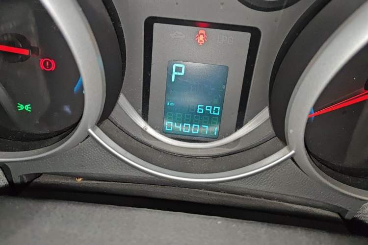 Used Chevrolet Cruze 2013 1.6L SE AT Odometer Close Up