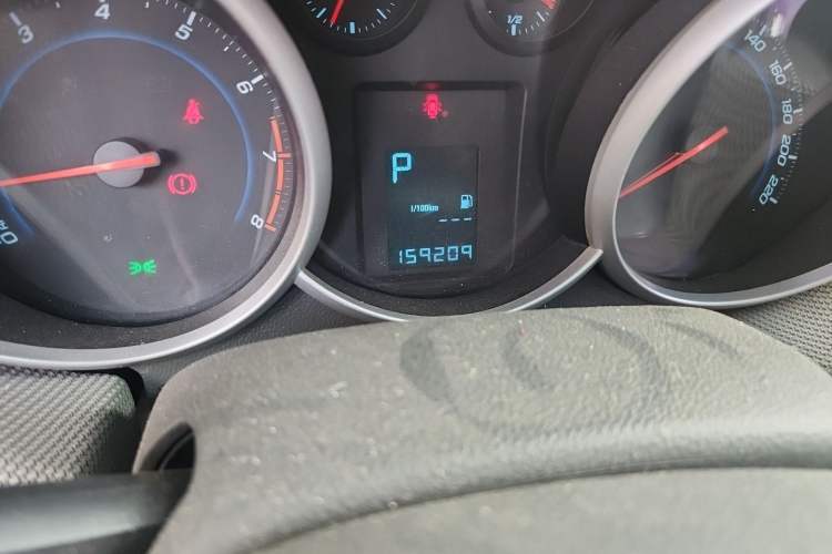 Used Chevrolet Cruze 2013 1.8L SE AT Odometer Close Up