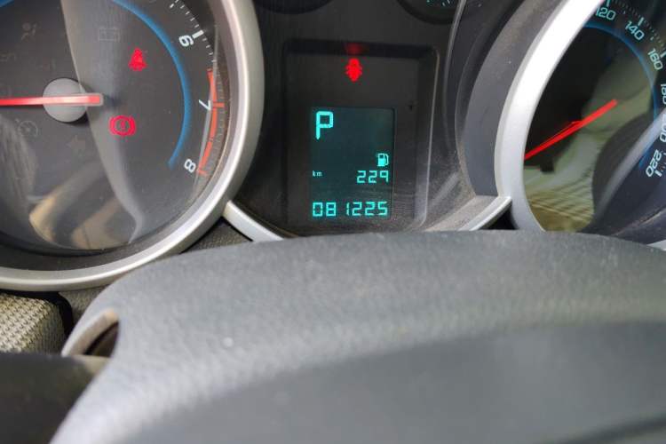 Used Chevrolet Cruze 2013 1.6L SE AT Odometer Close Up