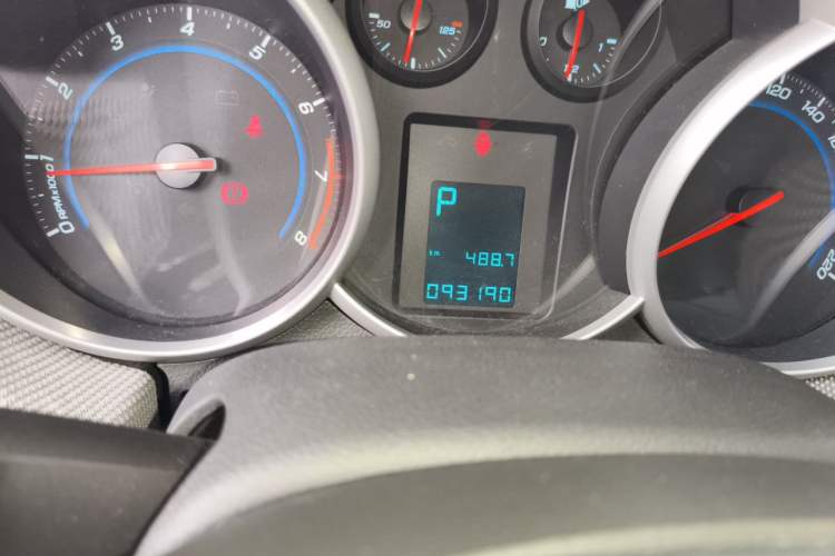 Used Chevrolet Cruze 2013 1.8L SE AT Odometer Close Up