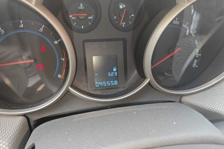Used Chevrolet Cruze 2013 1.6L SE MT Odometer Close Up