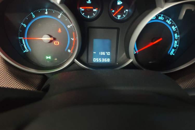 Used Chevrolet Cruze 2013 Hatchback 1.6L Manual Luxury Model Odometer Close Up