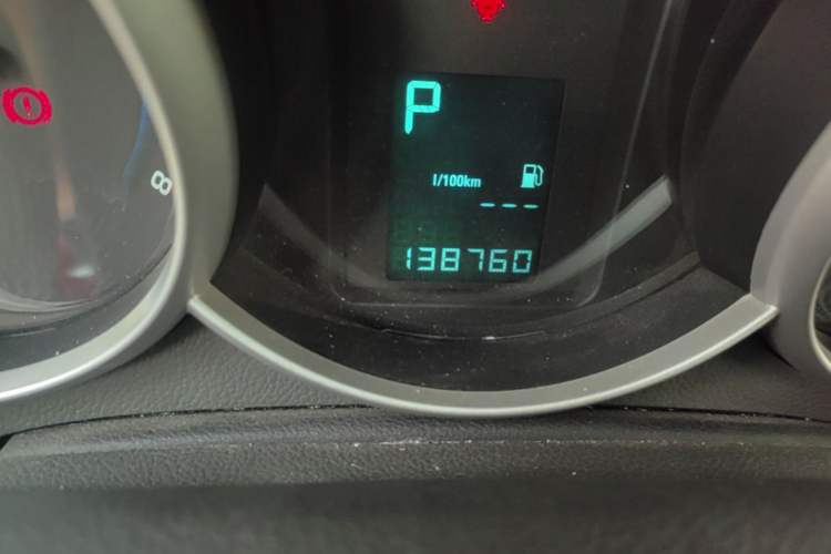 Used Chevrolet Cruze 2013 1.8L SE AT Odometer Close Up