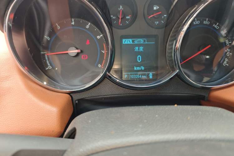 Used Chevrolet Cruze 2013 Hatchback 1.6T Automatic Flagship Model Odometer Close Up
