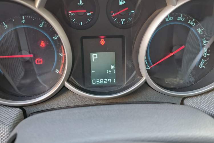 Used Chevrolet Cruze 2013 1.8L SE AT Odometer Close Up