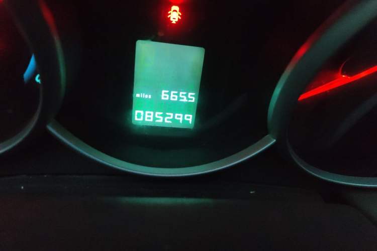 Used Chevrolet Cruze 2013 1.6L SL MT Odometer Close Up