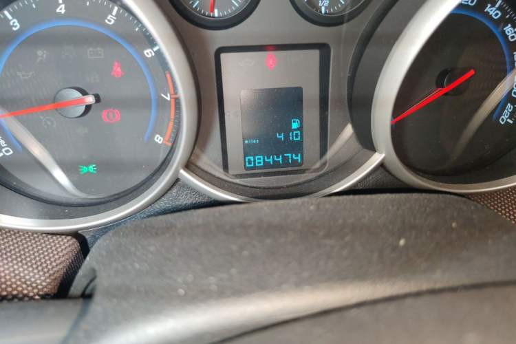 Used Chevrolet Cruze 2013 Hatchback 1.6L Manual Luxury Model Odometer Close Up
