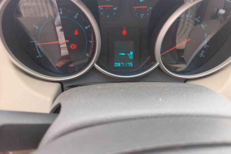 Used Chevrolet Cruze 2013 1.6L SE MT Odometer Close Up