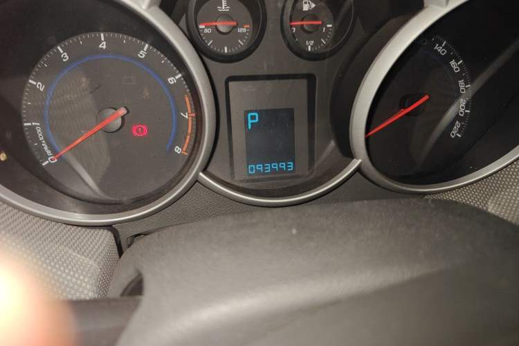 Used Chevrolet Cruze 2013 1.8L SE AT Odometer Close Up
