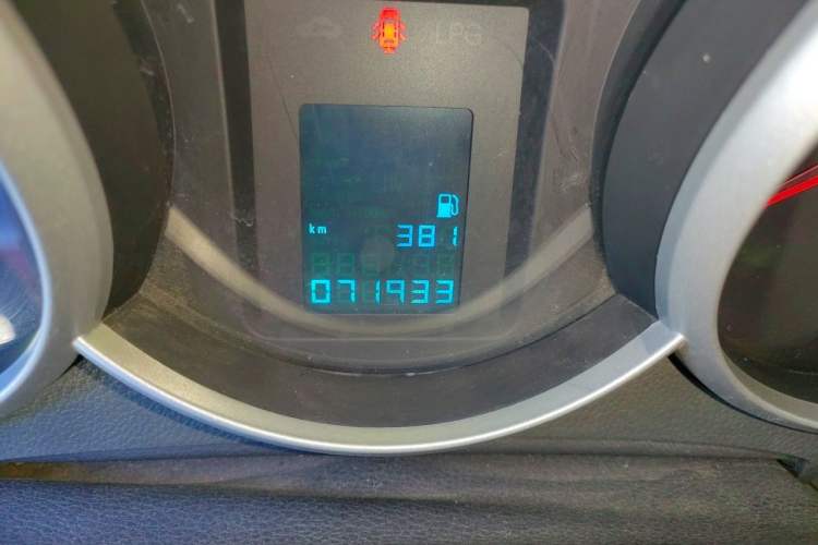 Used Chevrolet Cruze 2013 1.6L SL MT Odometer Close Up