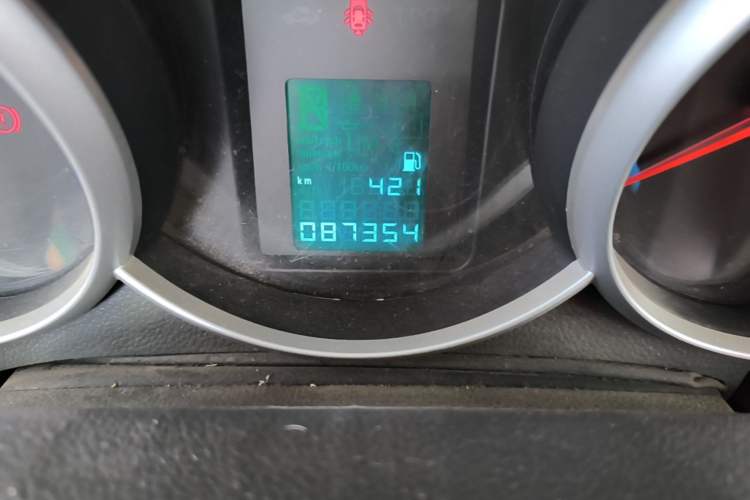Used Chevrolet Cruze 2013 1.6L SL Sunroof Edition MT Odometer Close Up