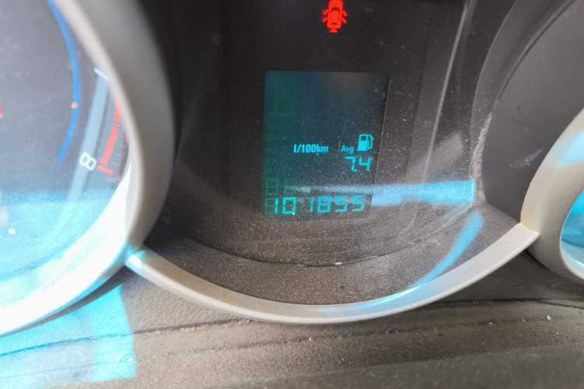 Used Chevrolet Cruze 2013 1.6L SE MT Odometer Close Up