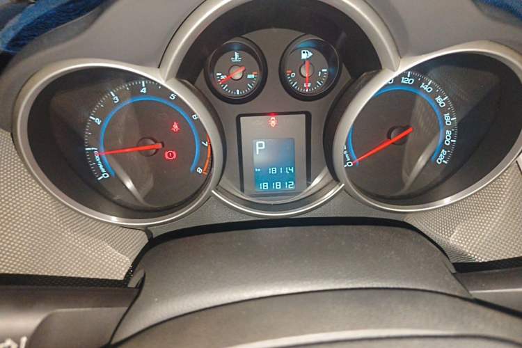 Used Chevrolet Cruze 2013 1.8L SE AT Odometer Close Up