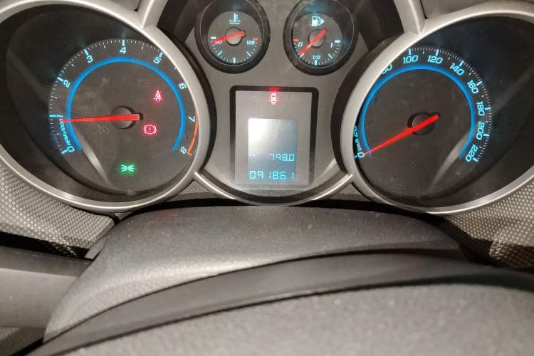 Used Chevrolet Cruze 2013 1.8L SE AT Odometer Close Up
