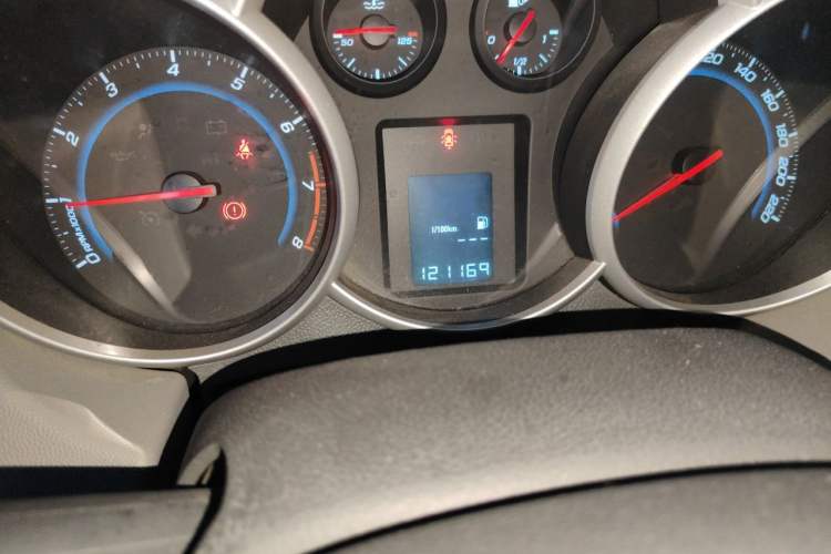Used Chevrolet Cruze 2013 1.6L SL MT Odometer Close Up