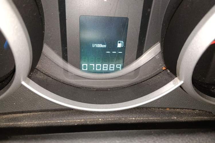 Used Chevrolet Cruze 2013 1.6L SL MT Odometer Close Up