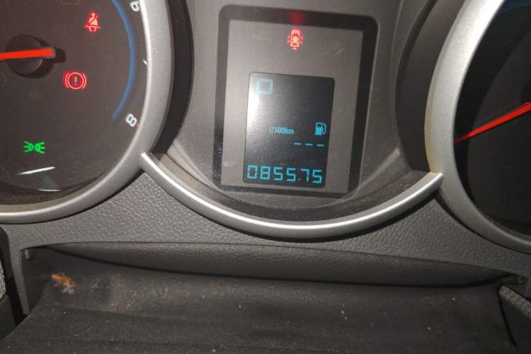 Used Chevrolet Cruze 2013 1.6L SE AT Odometer Close Up