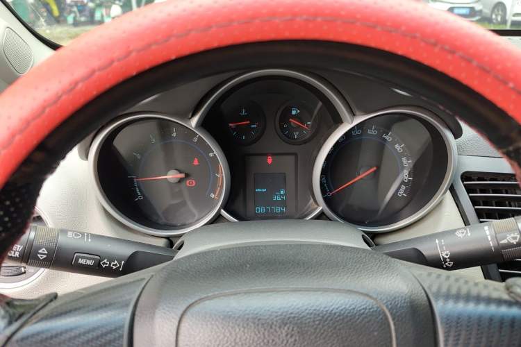 Used Chevrolet Cruze 2013 1.6L SL MT Odometer Close Up