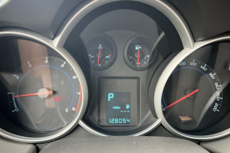 Used Chevrolet Cruze 2013 1.6L SL Grand Edition Automatic Odometer Close Up